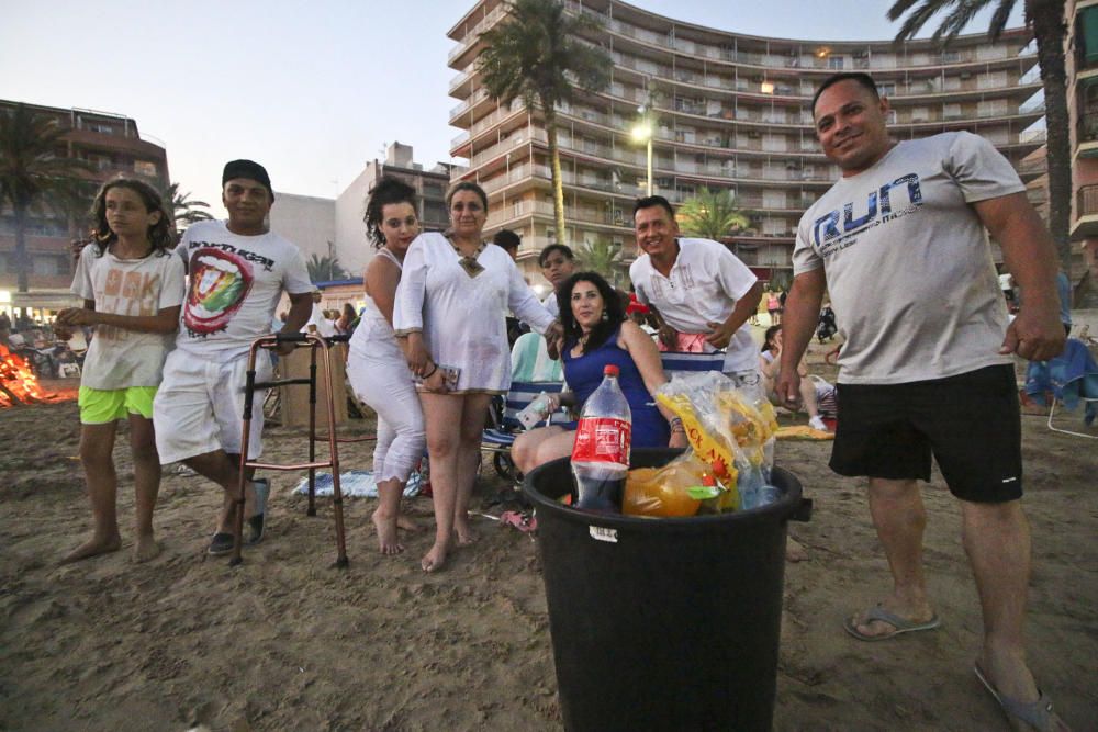 Noche de hogueras, baños, en las playas de la Vega Baja. En las imágenes grupos de amigos y familias en la playa del Cura de Torrevieja