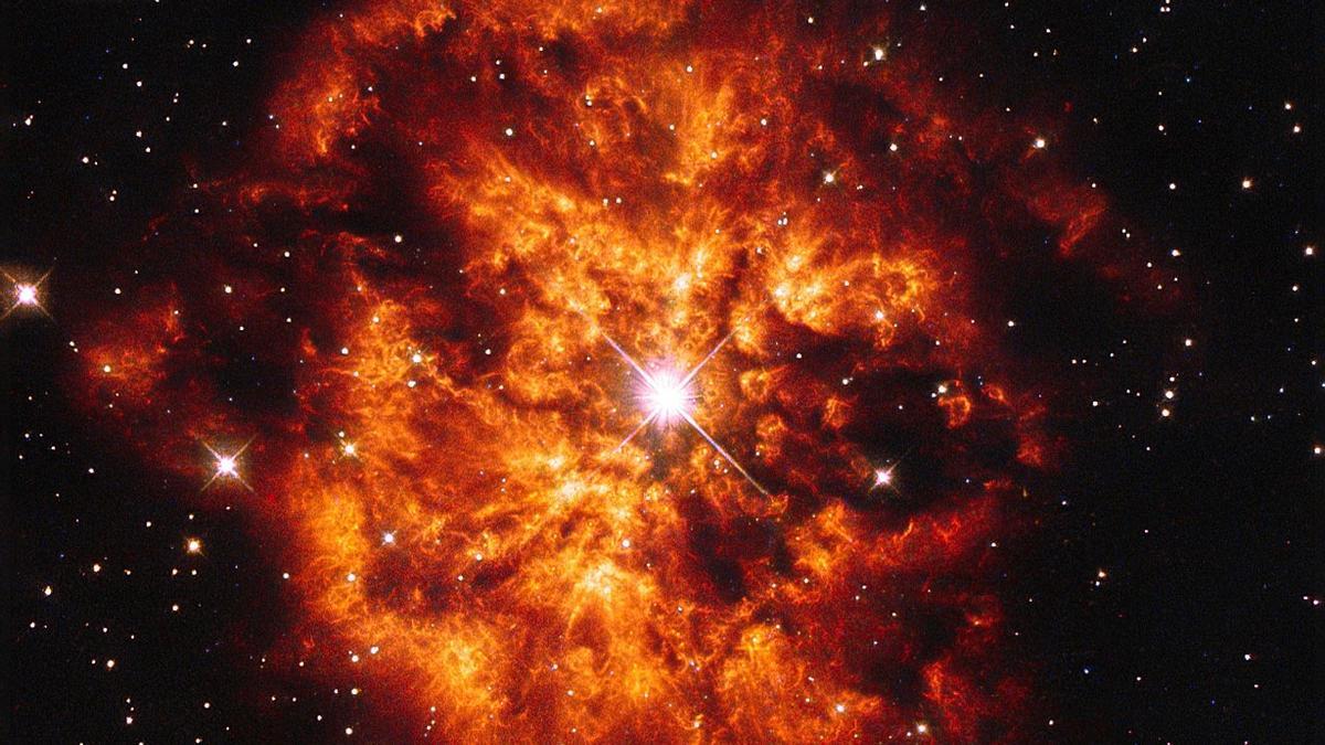 La estrella Hen 2-427 brilla intensamente en el mismo centro de esta imagen explosiva alrededor de los cúmulos calientes de gas circundante que se expulsan al espacio a más de 150 000 km. por hora.