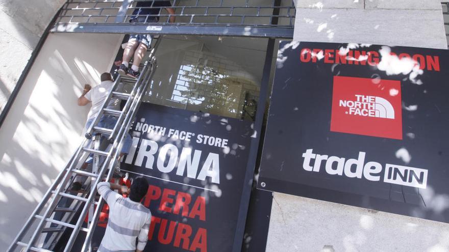 Operaris treballant, ahir, al local que acollirà la nova botiga de The North Face i Trade Inn a Girona · Marc Martí