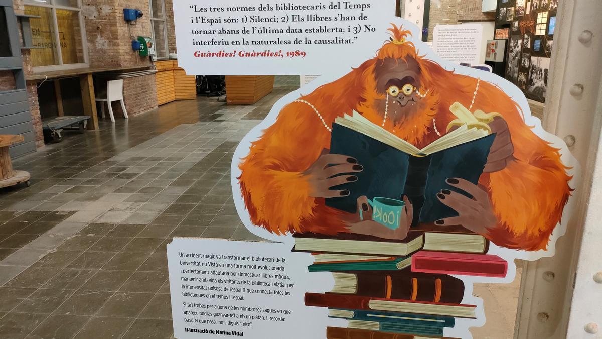  El bibliotecario de la Biblioteca de la Universidad invisible. Un maleficio descontrolado lo convirtió en orangután. Solo gruñe, pero su nueva forma le facilita trepar por las estanterías en busca de volúmenes ignotos. Responde positivamente a sobornos en forma de plátano, 