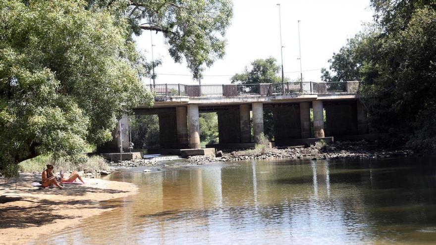 Cerrada nuevamente al baño la playa fluvial de Cabanelas por contaminación