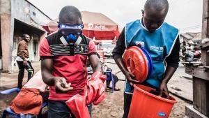 Trabajadores sanitarios se protegen para mezclar agua con cloro en Goma, este miércoles, tras la muerte de un segundo enfermo por ébola en la ciudad.