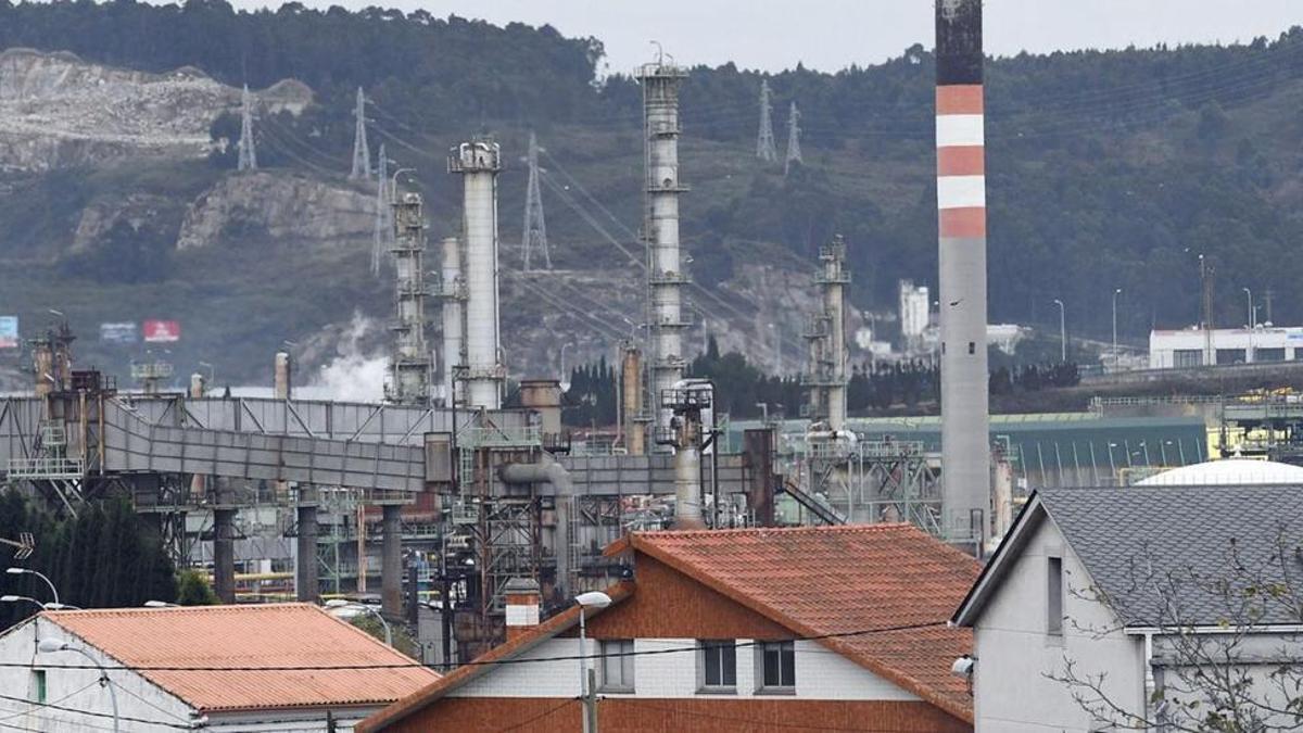 Vista de las chimeneas de la refinería de Repsol desde Bens