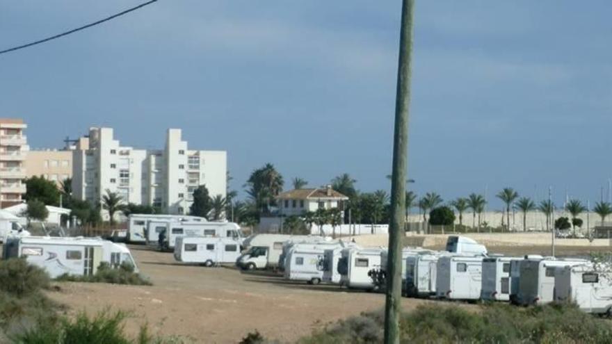 Caravanas aparcadas en Águilas, frente a la playa