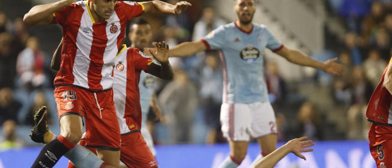 Juanpe, del Girona, disputa un balón con Maxi Gómez.