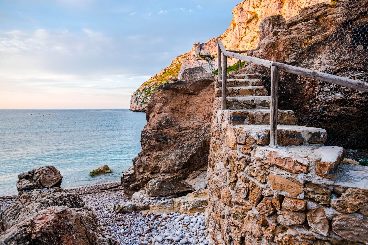 Detalle de las escaleras de la Cala Granadella.