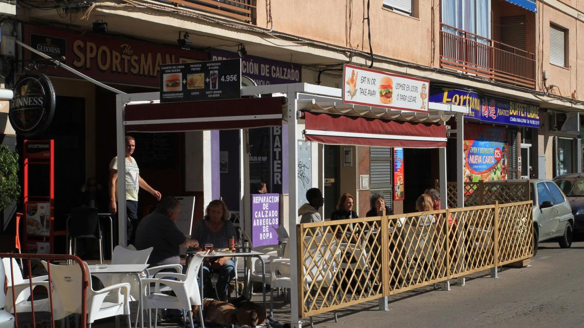 Una terraza de bar en el Paseo de Oliva.