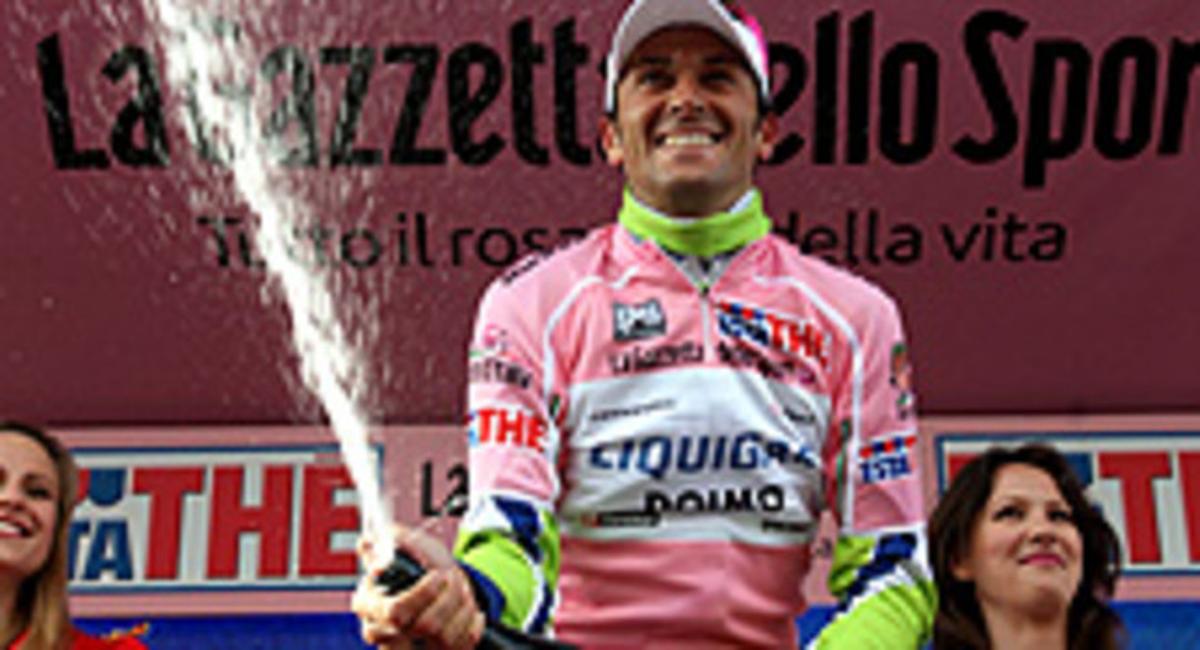Basso celebra el seu triomf final a la ronda italiana. David Arroyo ha mantingut el segon lloc en la classificació final. Basso celebra el seu triomf final a la ronda italiana. David Arroyo ha mantingut el segon lloc en la classificació final.