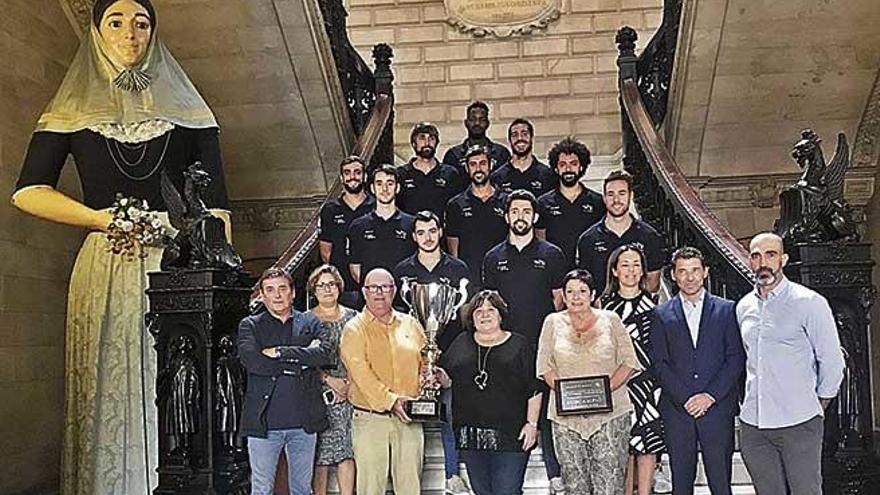 El conjunto del Urbia Voley Palma ayer en Cort durante la presentaciÃ³n del Ciutat de Palma.