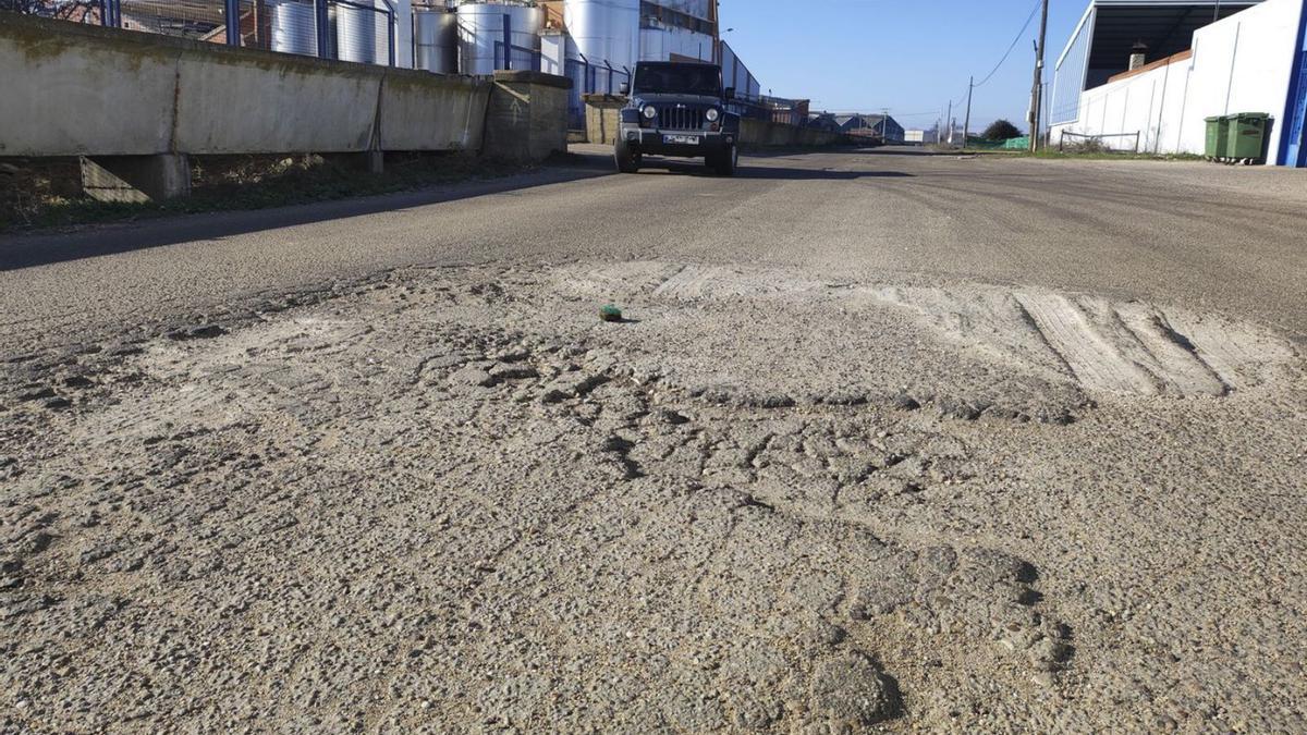 Los industriales de la zona han tenido que hormigonar los baches para facilitar el tránsito rodado. | J. A. G.