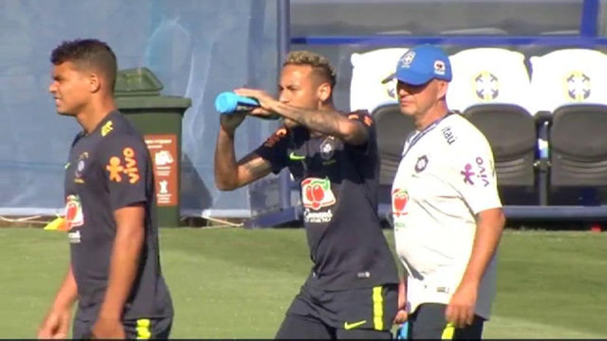 Neymar bromea con Thiago Silva en el entrenamiento