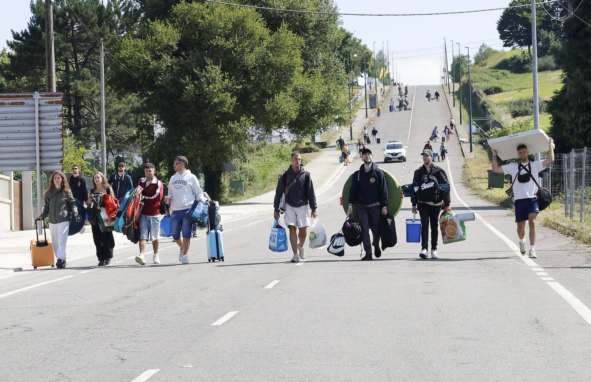 Vuelta a la realidad, paso a paso y mochila a cuestas: los campistas abandonan el Monte do Gozo