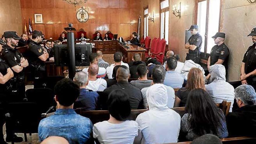 Los acusados que están presos, custodiados por varios policías, ayer durante la vista celebrada en la Audiencia de Palma.