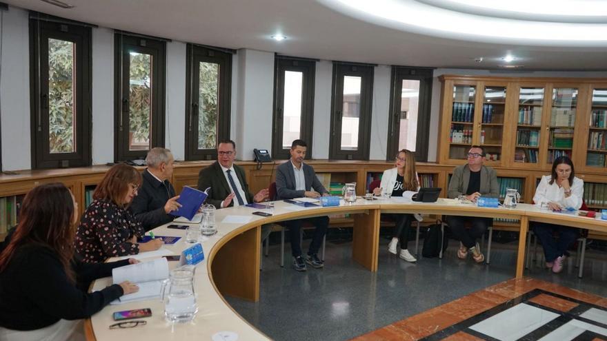 Reunión entre el consejero de Educación del Gobierno regional y representantes de los siete cabildos.