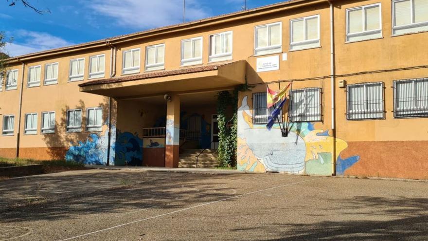 Exterior del colegio de Fonfría, que volverá a abrir para este curso 2022-2023. | Chany Sebastián