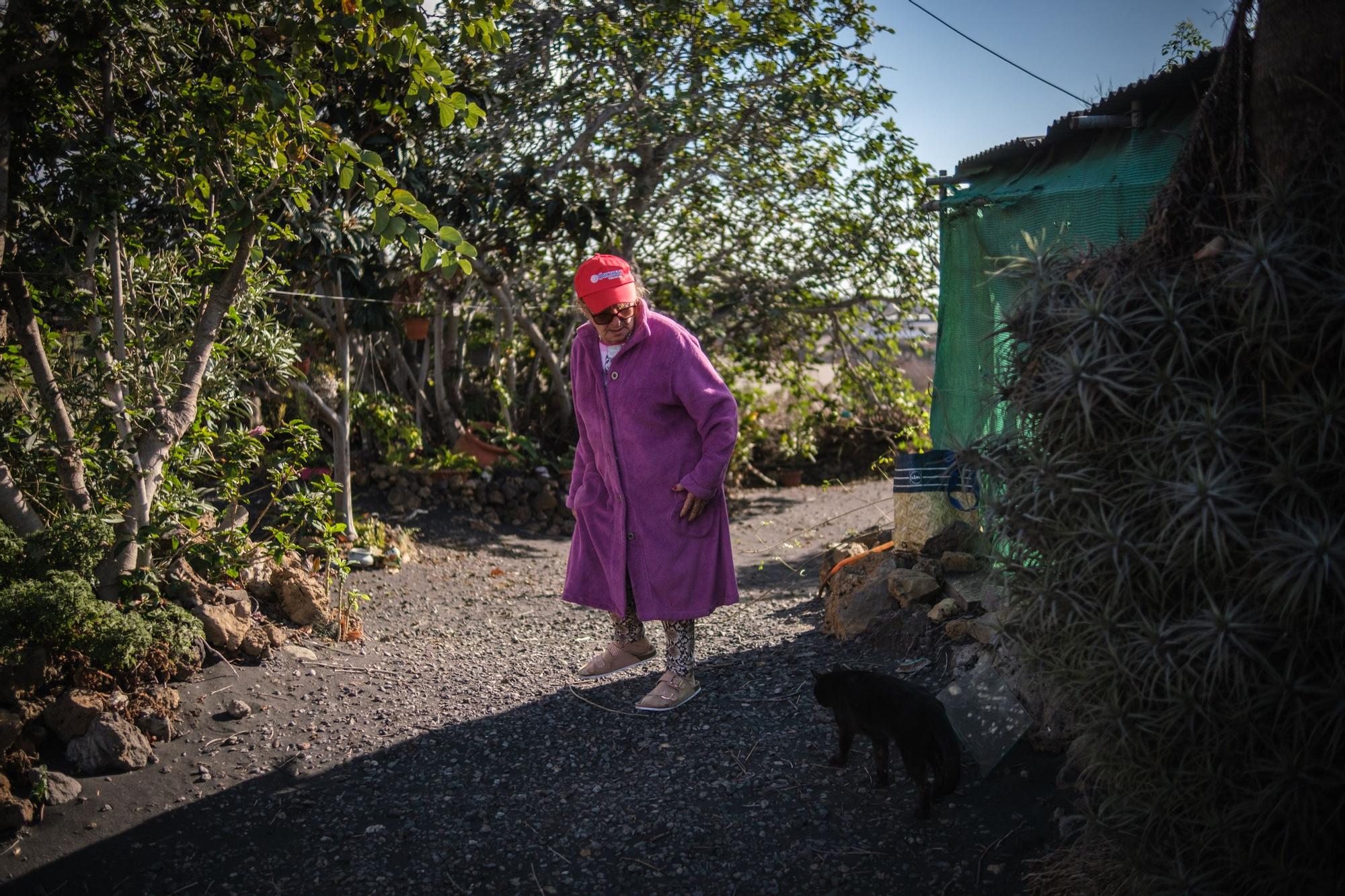 Regreso a casa de vecinos afectados por el volcán de La Palma.