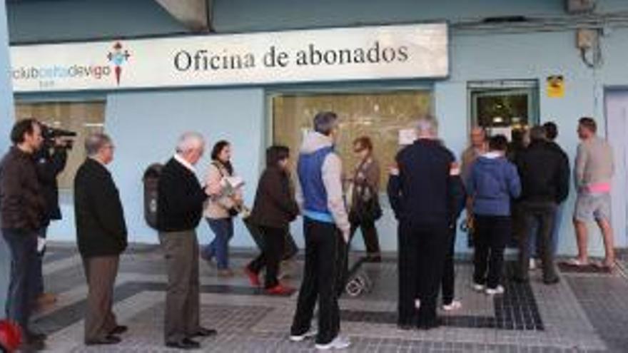 Una imagen de la cola en la oficina de abonados para adquirir las entradas. // Ricardo Grobas