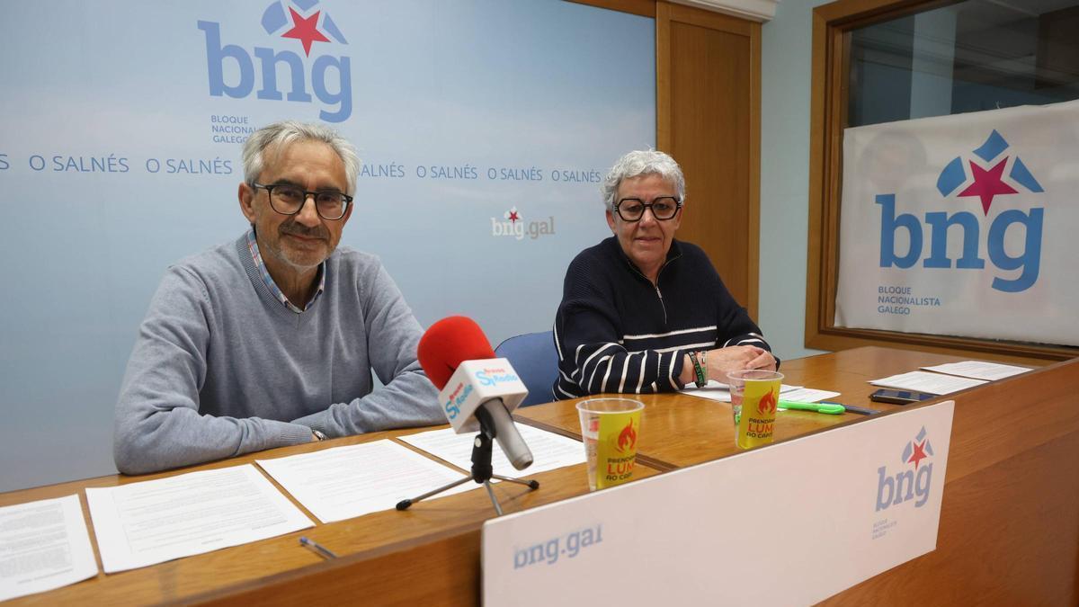 Xabier Rodríguez y Rosa Abuín, este lunes en la sede del BNG de Vilagarcía.