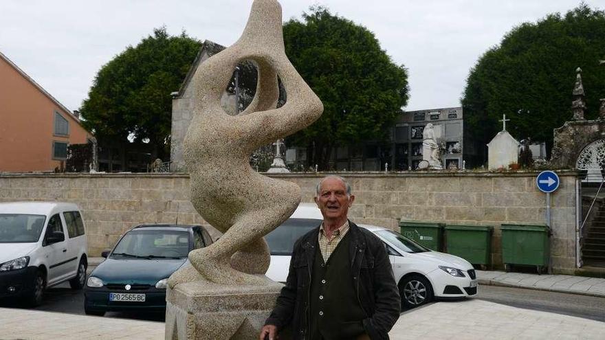 Una de sus últimas fotografías ante su obra &quot;El pensador&quot;, en la plaza San Xosé. // G.N.