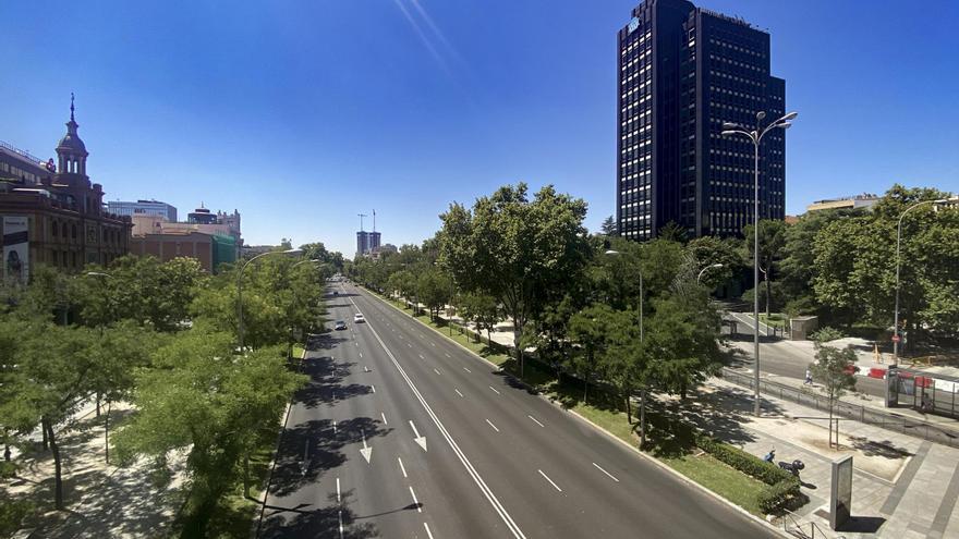 Se graba conduciendo a 113 kilómetros por hora en el madrileño paseo de la Castellana