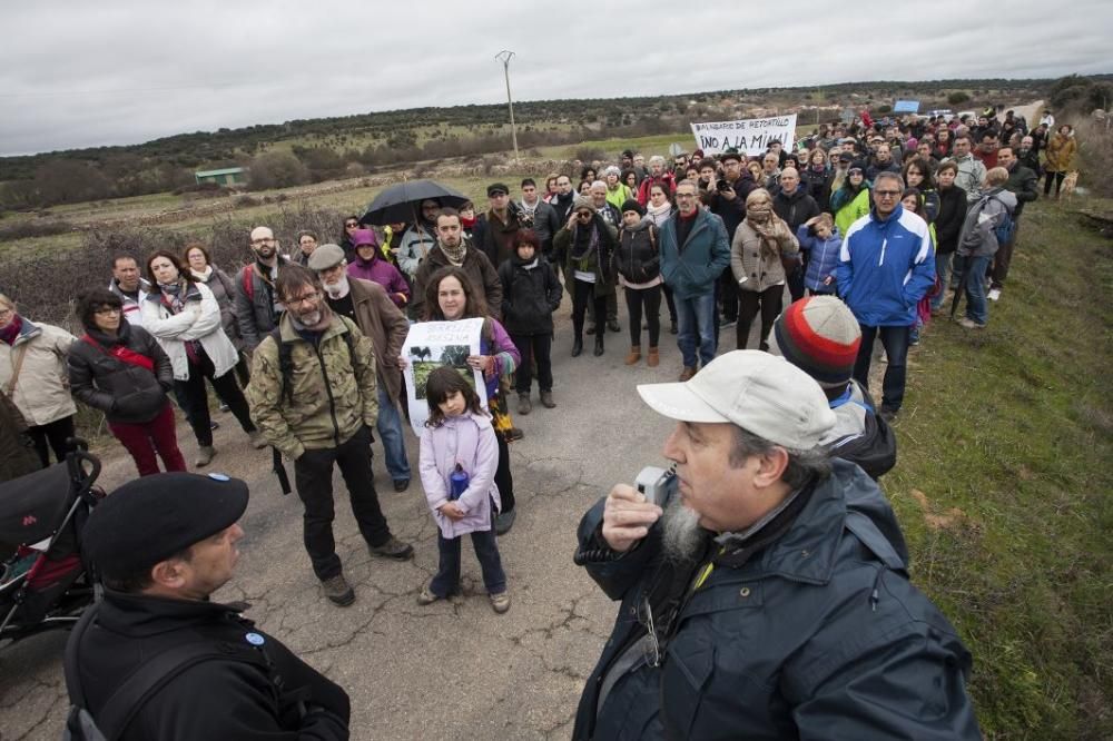 Manifestación con la mina de uranio en Retortillo