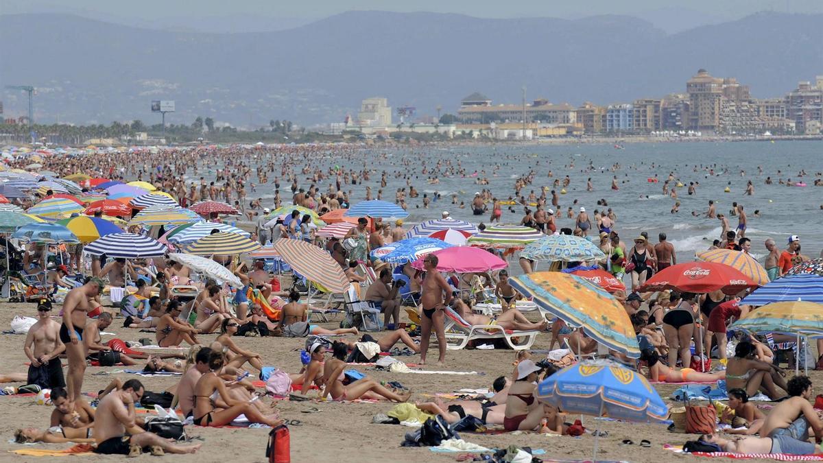 Las dos olas de calor elevan la temperatura del Mediterráneo a 30 grados.