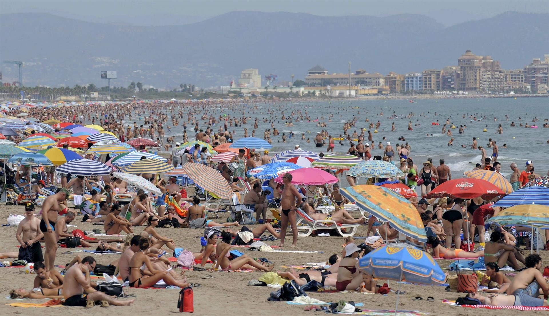 Las dos olas de calor elevan la temperatura del Mediterráneo a 30 grados.