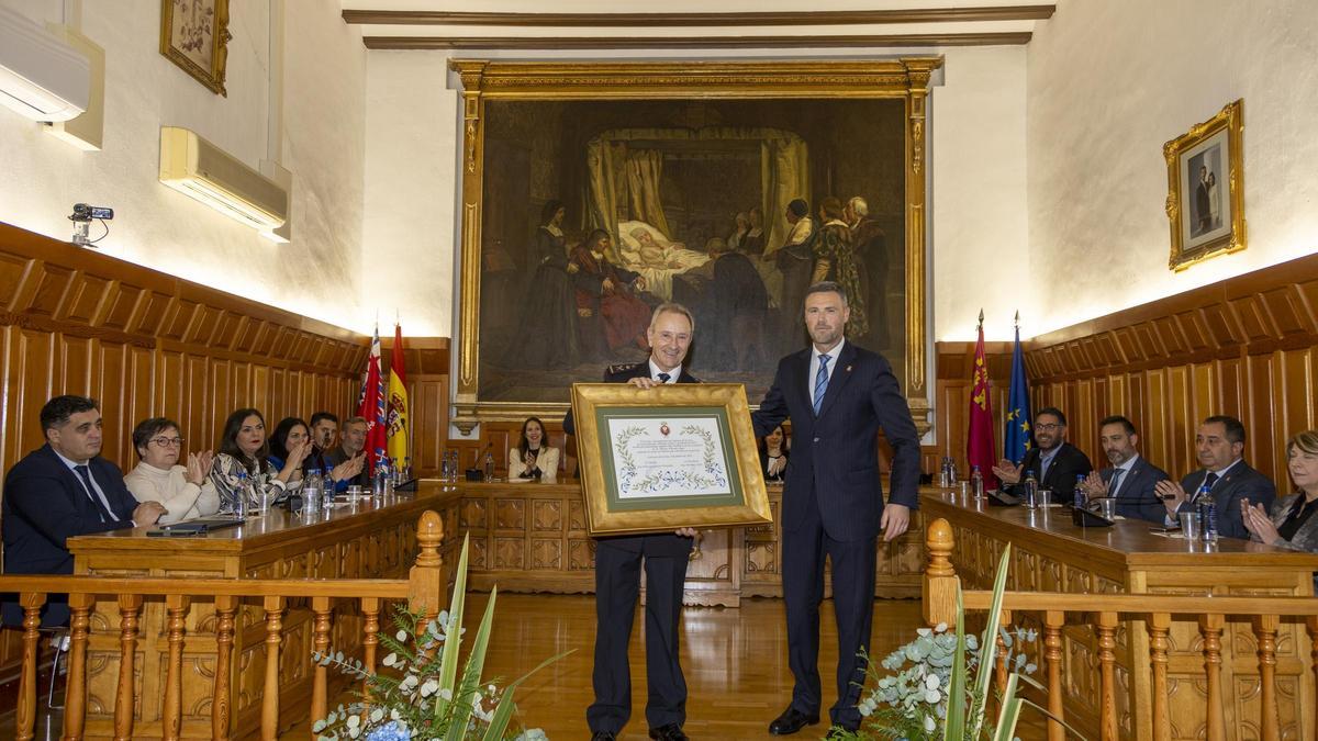 Alfonso Navarro recibe el título de 'Hijo Predilecto' de manos del alcalde de Caravaca, José Francisco García
