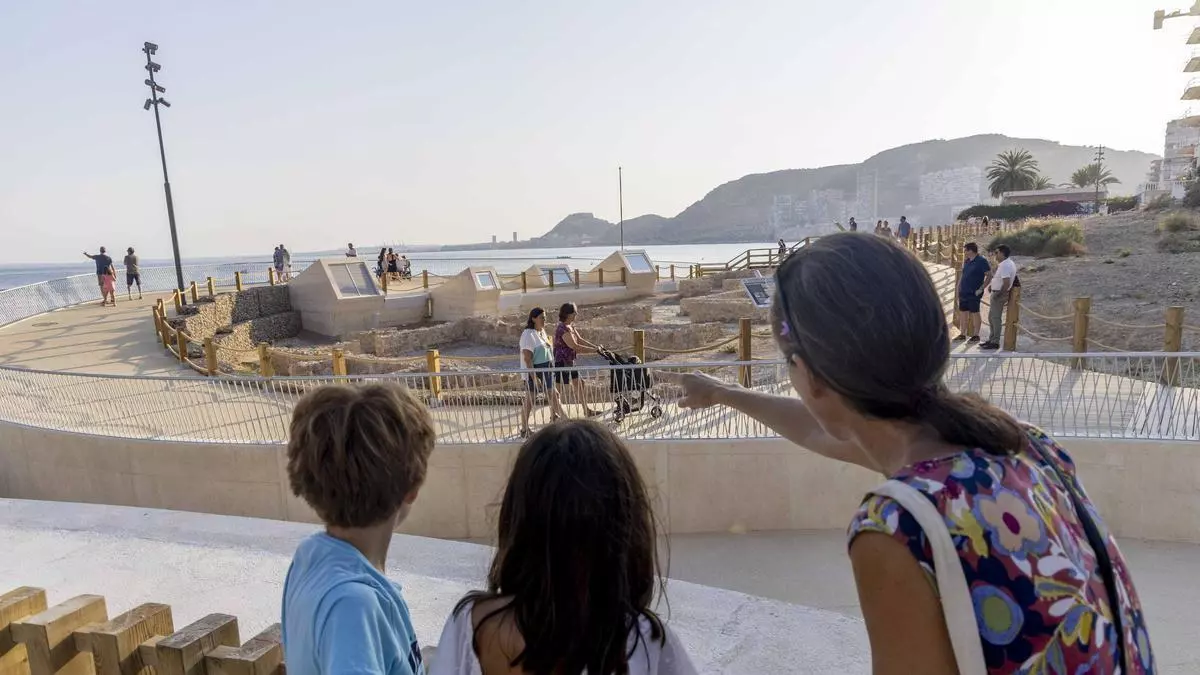 El nuevo parque para caminar junto al mar en Alicante: zonas verdes, aseos, juegos infantiles y hasta un yacimiento arqueológico