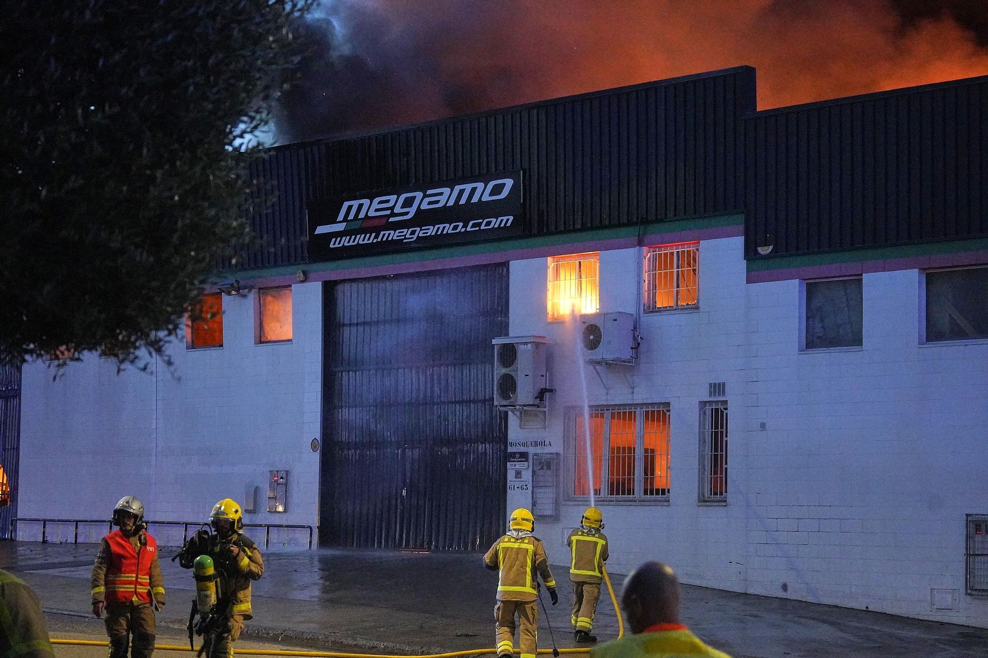 Un incendi destrossa una fàbrica de bicicletes i patinets a Vilablareix