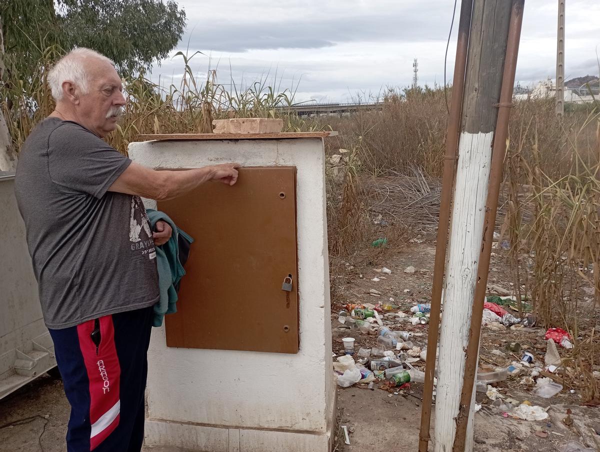 Rafael Nuevo muestra el cuadro eléctrico, protegido de las  lluvias con una tapa y una piedra.