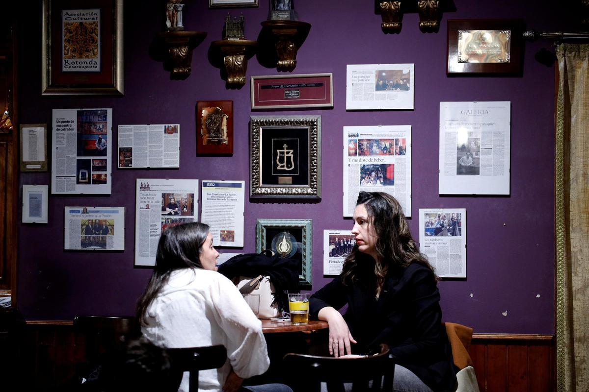 Clientas toman algo en el bar La Pasión.