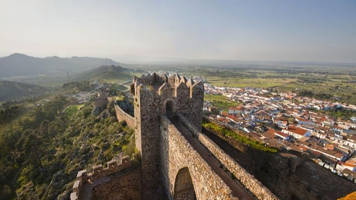 Extremadura levanta un muro defensivo para proteger el legado de sus castillos