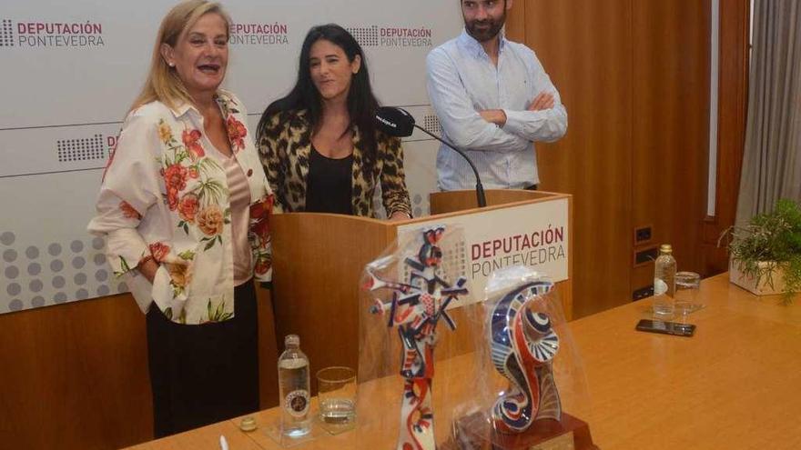 Silva, Murillo y el diputado provincial de Deportes, Gorka Gómez, con las dos copas del LX Trofeo Luis Otero. // Rafa Vázquez