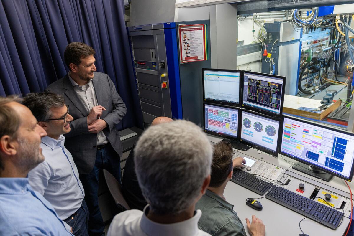 Responsables del proyecto analizando el comportamiento en banco de pruebas.