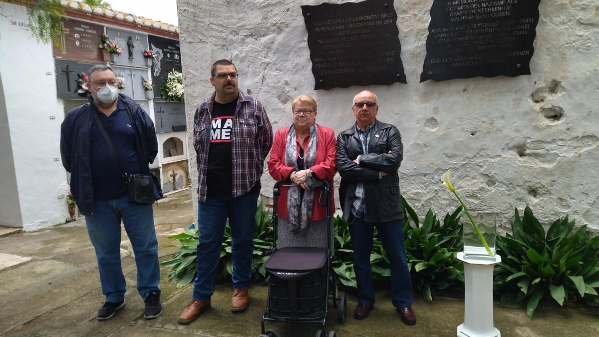 Los familiares de los dianenses víctimas del nazismo junto a la placa que los recuerda