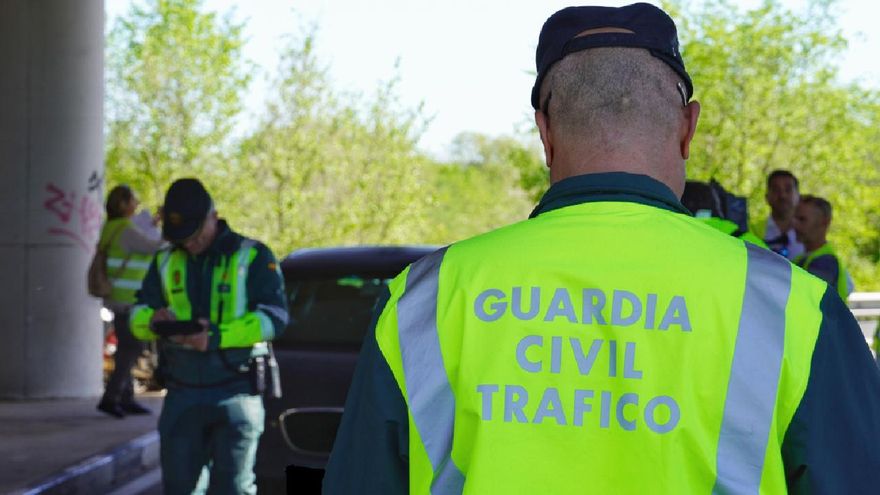 La DGT pone fin al margen de 20 km/h para adelantar y hace obligatorio el uso de casco en patinete