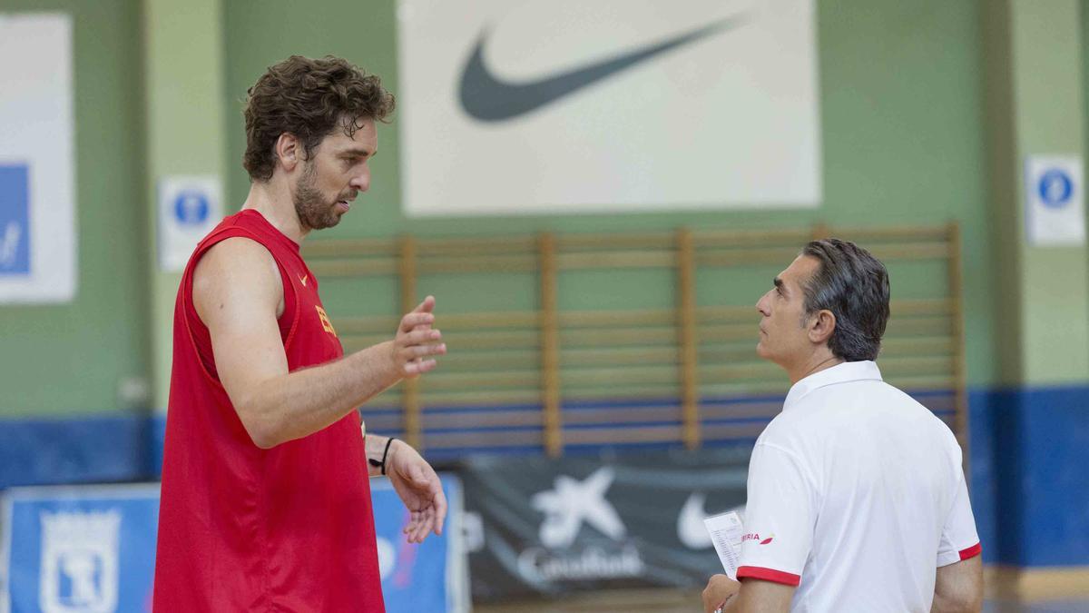 Pau Gasol, junto al seleccionador Sergio Scariolo