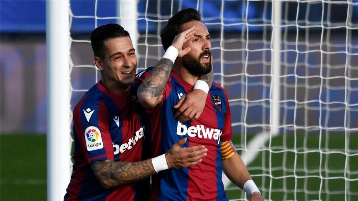 Morales celebra un gol esta temporada junto a su compañero Sergio León.