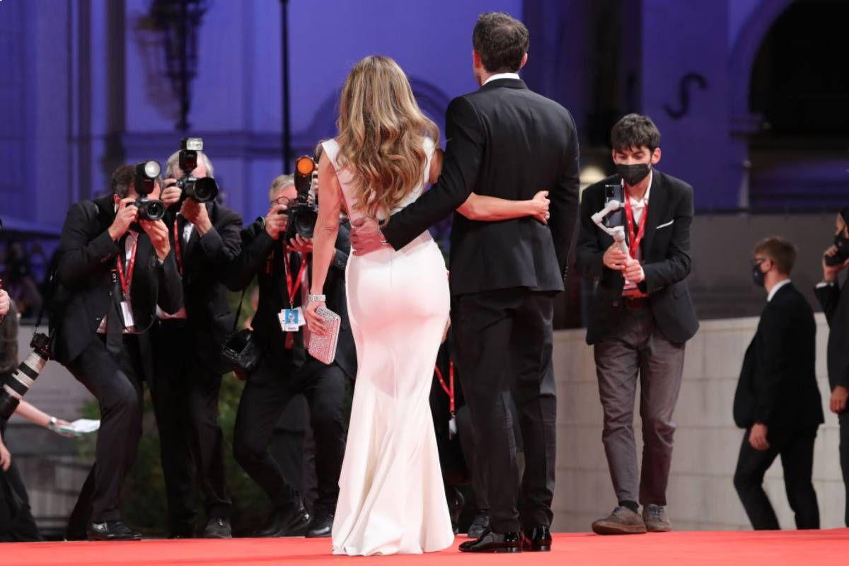 Ben Affleck y Jennifer Lopez sobre la red carpet de la Biennale