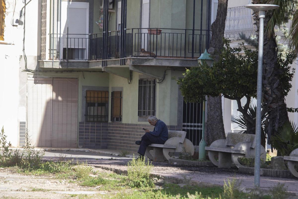 Un vecino en el casco antiguo de Gavarda, en una imagen reciente.