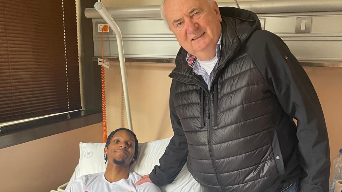 Boza Maljkovic visitó a Tyson Carter en el hospital.