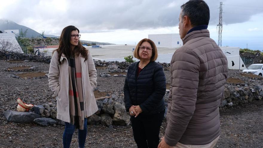 La alcaldesa, Josefa Mesa (centro), en una visita a los trabajos.