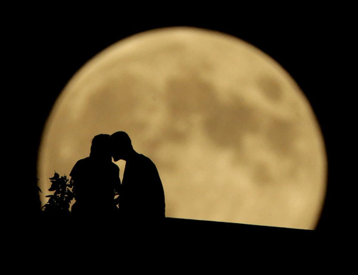 Una pareja contempla la luna llena, en Kansas City (Misuri, EEUU).