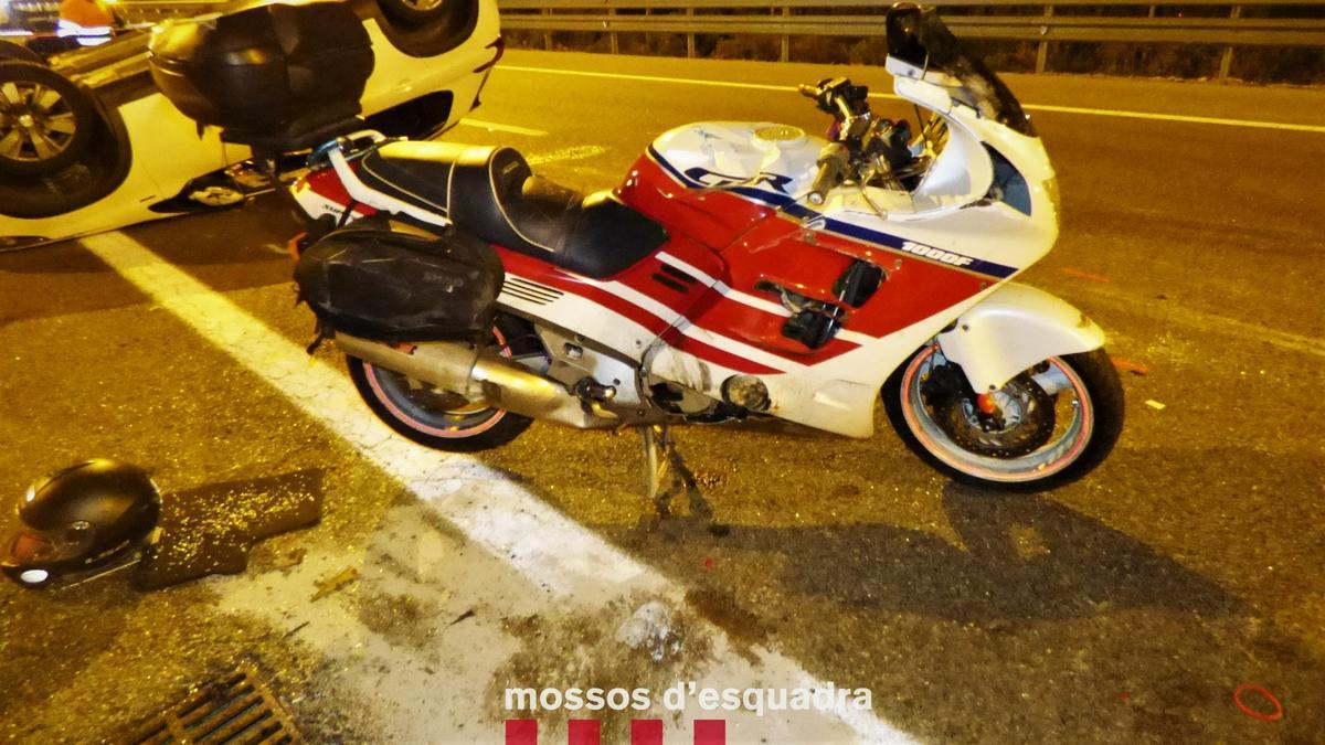Una moto tras un accidente en la C-31 en Viladecans.