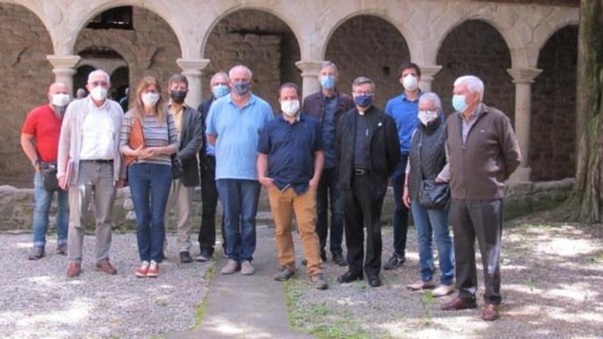 Imatge dels participants en la singatura de l&#039;acte de replanteig de l&#039;obra al claustre del monestir