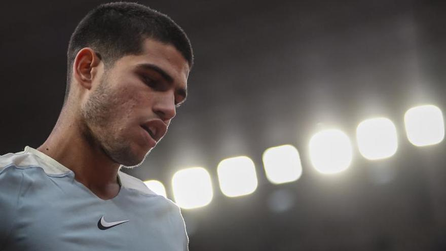 Carlos Alcaraz, en el partido de su estreno en Roland Garros. | MARTIN DIVISEK/PIM