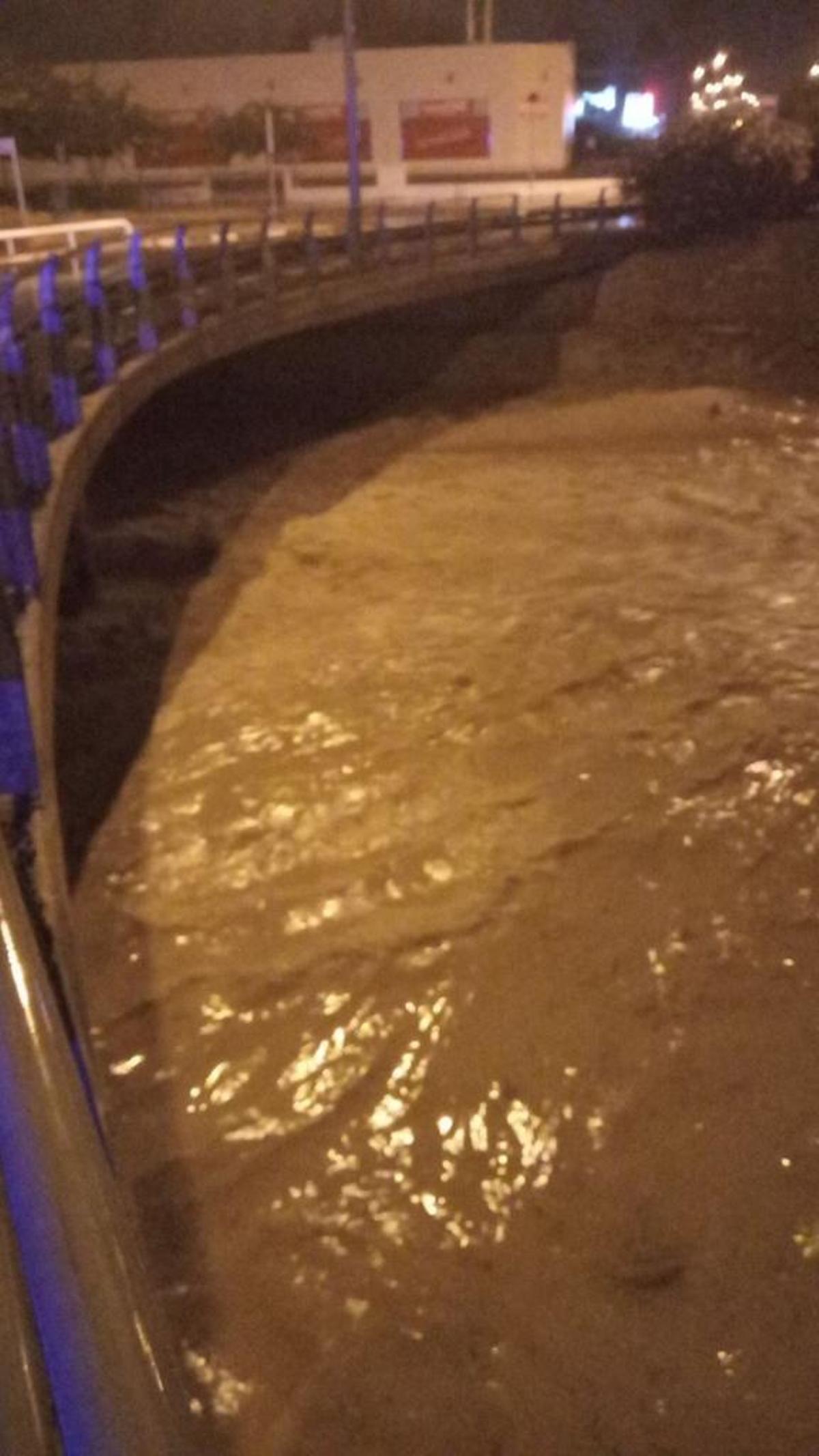 Policía Local y Bomberos reciben más de 70 avisos por las lluvias en Alicante