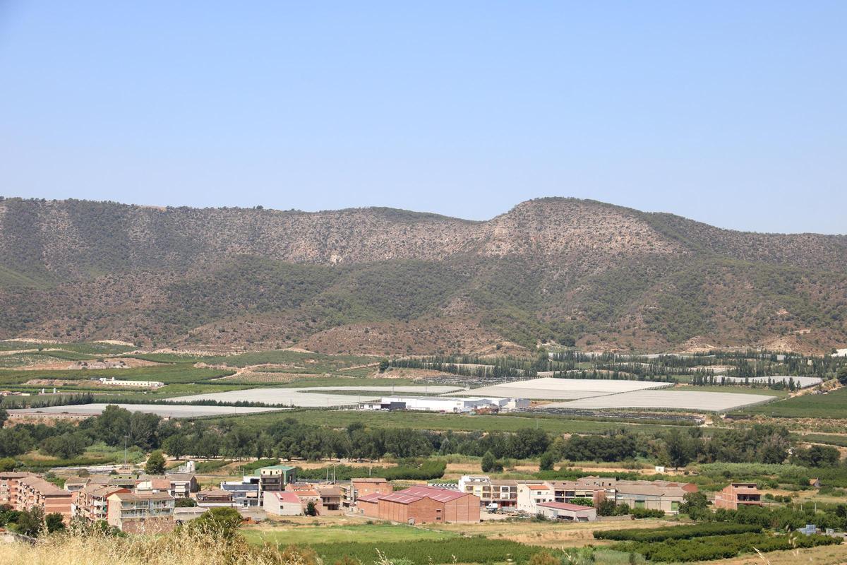 Muntanyes per on es pon el sol des de la Granja d'Escarp.