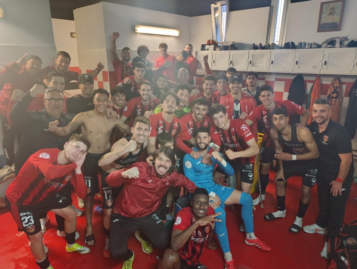 La plantilla del Córdoba CF celebra su triunfo ante el Estepona.